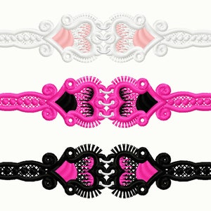 Può includere: Tre passamanerie di pizzo ricamate con un motivo a forma di cuore. La passamaneria superiore è bianca con un cuore rosa, la passamaneria centrale è rosa con un cuore nero e la passamaneria inferiore è nera con un cuore rosa.