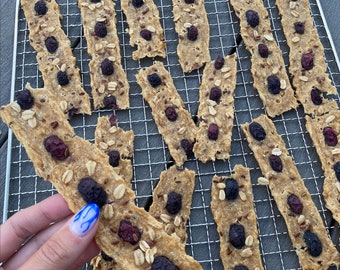 Golosinas caseras para perros con cecina de pollo, golosinas deshidratadas para perros, golosinas orgánicas para perros y gatos, tiras de cecina de pollo y arándanos, golosinas gourmet para perros