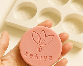 Anpassad logotyp tvålform 6 håligheter silikonform för varumärkestvålproduktion personlig B2B kosmetisk varumärkesform Ø76X25mm