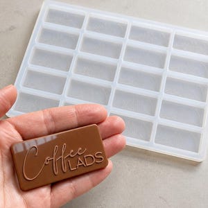 Vill du att kunderna ska minnas ditt varumärke? Skapa choklad med din logotyp med hjälp av denna anpassade silikonform