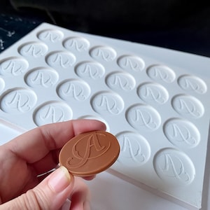 Kundenspezifische Silikonform für Schokolade, personifizierte Form 24 Vertiefungen, Lebensmittelsilikonform, Name Cake Topper, Durchmesser 40 x 3 mm