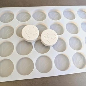 Custom Stone Diffuser Mold – 24 Cavities Ø40×10 | Pebble Wax/Jesmonite Tablets, Platinum Silicone, Pro Finish
