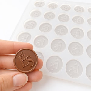 Silikonform mit Logo nach Maß – Lebensmittelechte Form für Schokolade, Seife & Kerzen, Ø25×3 mm