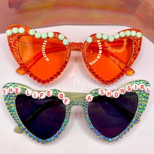 Óculos de Sol com Corações Cravejados de Pedrarias – A Vida de uma Showgirl, Look para Show