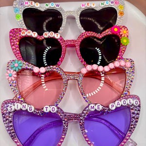 Puede incluir: Un juego de tres tazas de cerámica con un acabado mate moteado. Las tazas son de color crema, marrón claro y marrón oscuro. Cada taza tiene un diseño simple y minimalista y un asa redondeada.