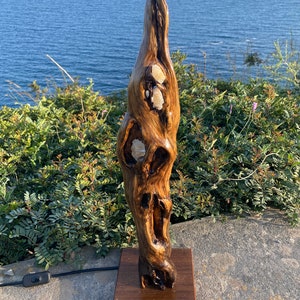 Handmade lamp &#39;&#39;Eyes of the sea&#39;&#39;: table lamp of Sardinian Italian craftsmanship, handmade with olive wood and quartz.
