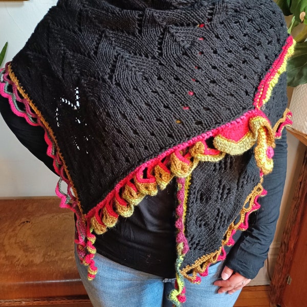 Châle triangulaire en laine 100%, base noire au tricot et bordures au crochet