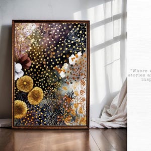Puede incluir: Una impresi&oacute;n art&iacute;stica enmarcada con un dise&ntilde;o floral en acuarela. La obra presenta flores amarillas, blancas y burdeos, con detalles dorados y un fondo oscuro. El texto "Where walls tell stories and spaces inspire" es visible.