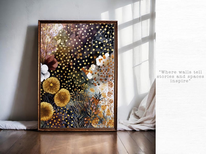Puede incluir: Una impresi&oacute;n art&iacute;stica enmarcada con un dise&ntilde;o floral en acuarela. La obra presenta flores amarillas, blancas y burdeos, con detalles dorados y un fondo oscuro. El texto "Where walls tell stories and spaces inspire" es visible.
