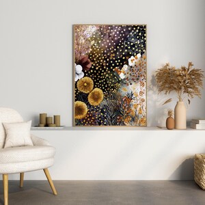 Puede incluir: Impresi&oacute;n art&iacute;stica floral abstracta en un marco dorado. La obra presenta un fondo oscuro con puntos dorados y flores coloridas en tonos amarillos, blancos y burdeos. La impresi&oacute;n se exhibe en una estanter&iacute;a blanca con una silla y objetos decorativos.