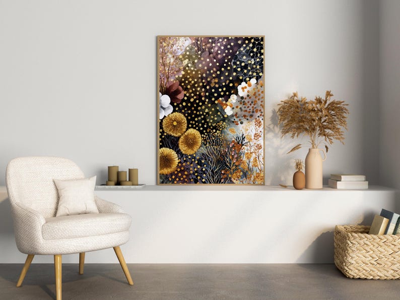 Puede incluir: Impresi&oacute;n art&iacute;stica floral abstracta en un marco dorado. La obra presenta un fondo oscuro con puntos dorados y flores coloridas en tonos amarillos, blancos y burdeos. La impresi&oacute;n se exhibe en una estanter&iacute;a blanca con una silla y objetos decorativos.