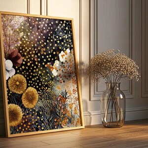 Puede incluir: Una impresi&oacute;n art&iacute;stica floral enmarcada con un marco de madera. La obra presenta un dise&ntilde;o de acuarela con flores amarillas, blancas y burdeos, y detalles de puntos dorados sobre un fondo oscuro. Un jarr&oacute;n de cristal transparente con flores secas est&aacute; cerca.