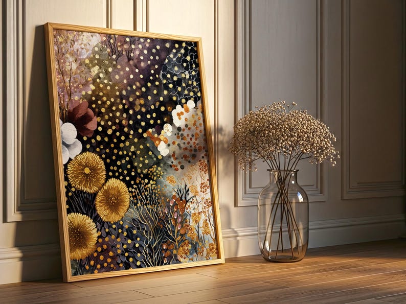 Puede incluir: Una impresi&oacute;n art&iacute;stica floral enmarcada con un marco de madera. La obra presenta un dise&ntilde;o de acuarela con flores amarillas, blancas y burdeos, y detalles de puntos dorados sobre un fondo oscuro. Un jarr&oacute;n de cristal transparente con flores secas est&aacute; cerca.