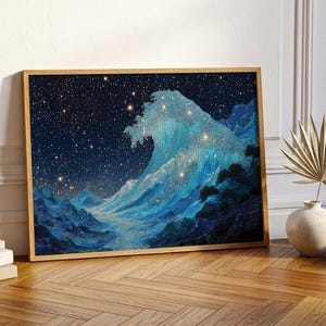 Peut inclure: Une impression d'art encadrée représentant une vague océanique stylisée sous un ciel étoilé. La vague est rendue en nuances de bleu et de blanc, avec des reflets scintillants. L'œuvre est dans un cadre en bois, exposée sur un sol en bois.