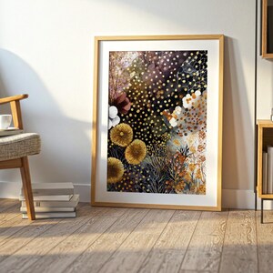 Puede incluir: Una impresi&oacute;n art&iacute;stica floral enmarcada con un marco de madera. La obra presenta un dise&ntilde;o abstracto colorido con flores amarillas, blancas y burdeos, sobre un fondo oscuro con puntos dorados. La impresi&oacute;n est&aacute; apoyada contra una pared blanca.