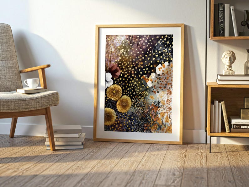 Puede incluir: Una impresi&oacute;n art&iacute;stica floral enmarcada con un marco de madera. La obra presenta un dise&ntilde;o abstracto colorido con flores amarillas, blancas y burdeos, sobre un fondo oscuro con puntos dorados. La impresi&oacute;n est&aacute; apoyada contra una pared blanca.