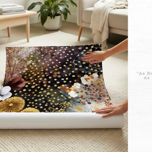 Puede incluir: Una tela enrollada con estampado floral, con un fondo oscuro y acentos dorados, blancos y amarillos. La tela se est&aacute; desenrollando sobre una alfombra beige. El texto "As Beautiful As You" es visible.
