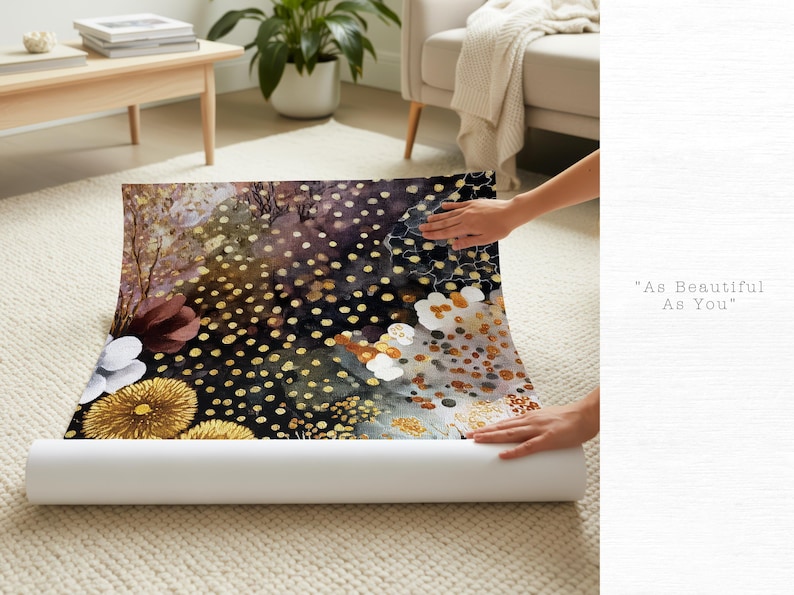 Puede incluir: Una tela enrollada con estampado floral, con un fondo oscuro y acentos dorados, blancos y amarillos. La tela se est&aacute; desenrollando sobre una alfombra beige. El texto "As Beautiful As You" es visible.
