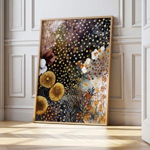 Puede incluir: Una impresi&oacute;n art&iacute;stica enmarcada con un dise&ntilde;o floral en acuarela. La obra de arte muestra una mezcla de colores, incluyendo dorado, amarillo, blanco y burdeos, sobre un fondo oscuro. La impresi&oacute;n est&aacute; apoyada contra una pared blanca y un suelo de madera.