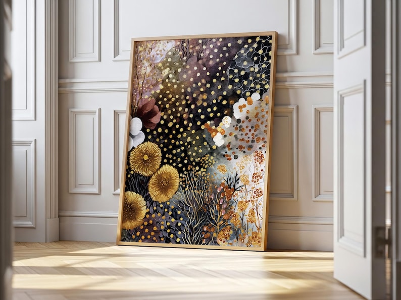 Puede incluir: Una impresi&oacute;n art&iacute;stica enmarcada con un dise&ntilde;o floral en acuarela. La obra de arte muestra una mezcla de colores, incluyendo dorado, amarillo, blanco y burdeos, sobre un fondo oscuro. La impresi&oacute;n est&aacute; apoyada contra una pared blanca y un suelo de madera.