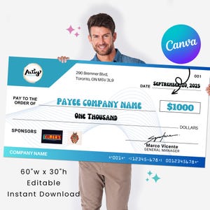 Puede incluir: Un cheque de novedad grande y editable, de 152 cm de ancho por 76 cm de alto, sostenido por una persona. El cheque presenta un diseño azul y blanco con el texto "PAYEE COMPANY NAME" y "ONE THOUSAND DOLLARS". La fecha es 20 de septiembre de 2025.