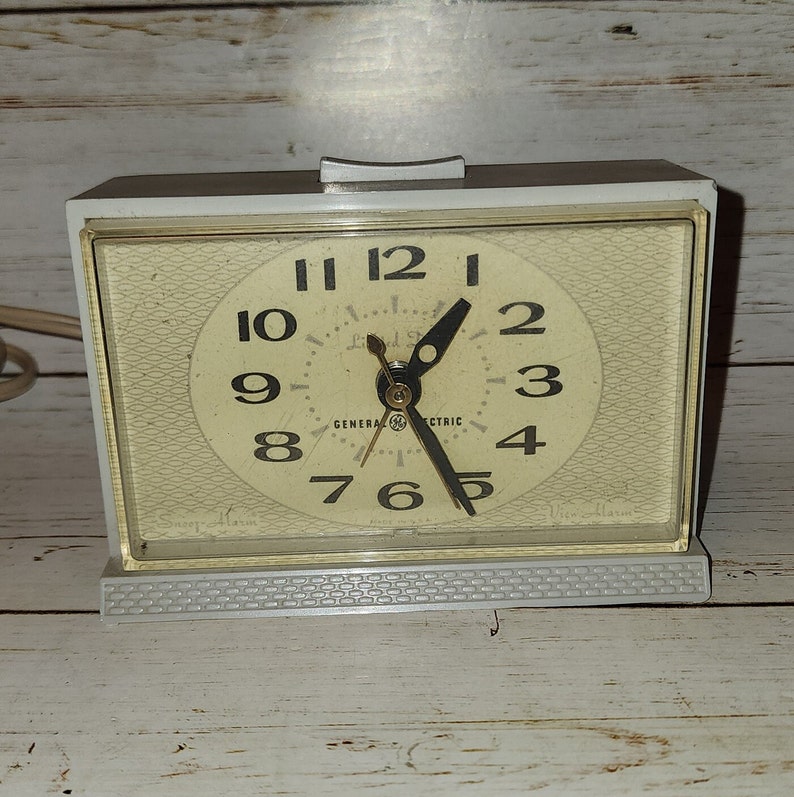 Vintage GE General Electric WORKING Alarm Clock Small Nightstand CLOCK