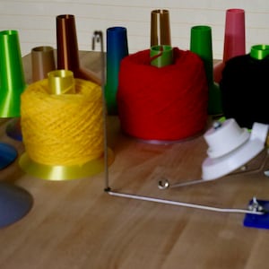 Joyeee Wood Yarn Holder with Twirling Mechanism Classic, Yarn Holder for  Crocheting Knitting, Yarn Spindle, Yarn Ball Holder
