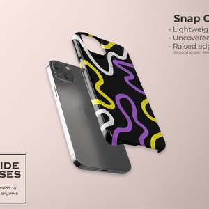 Peut inclure: Une coque de téléphone noire avec un design abstrait coloré présentant des lignes jaunes, violettes et blanches sur un fond noir. La coque est conçue pour s'adapter à un smartphone et possède des bords surélevés pour protéger l'écran et l'appareil photo. Le texte "Snap Case" est écrit en blanc sur un fond noir. Le texte "Lightweight & Slim", "Uncovered Buttons", et "Raised edges (around screen and camera)" est écrit en blanc sur un fond noir. Le texte "PRIDE CASES" est écrit en noir sur un fond blanc. Le texte "Happiness is for Everyone" est écrit en noir sur un fond blanc.