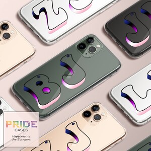 Peut inclure: Un ensemble de six coques de téléphone avec des fonds de couleurs différentes et un design de drapeau arc-en-ciel de la fierté. Les coques présentent les lettres "BJ" dans un style rétro 3D. Le texte "PRIDE CASES" et "Happiness is for Everyone" est imprimé en bas de l'image.