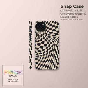 Puede incluir: Una funda para teléfono de cuadros negros y blancos con un patrón ondulado. La funda está diseñada para adaptarse a un teléfono inteligente con una protuberancia de cámara elevada. La funda se describe como "Snap Case" y tiene las características "Ligera y fina", "Botones descubiertos" y "Bordes elevados (alrededor de la pantalla y la cámara)".