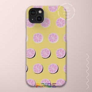 Puede incluir: Una funda de teléfono amarilla con un patrón de rodajas de limón rosa. La funda tiene la palabra "PRIDE" impresa en la parte inferior.