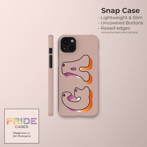 Könnte beinhalten: Eine rosa Handyhülle mit einer Grafik aus zwei abstrakten Formen in Orange, Rosa und Lila. Die Hülle hat einen erhöhten Rand um die Kamera und den Bildschirm. Der Text "Snap Case" ist in Schwarz über dem Bild geschrieben. Der Text "Lightweight & Slim", "Uncovered Buttons" und "Raised edges (around screen and camera)" ist in Schwarz unter dem Bild geschrieben. Der Text "PRIDE CASES Happiness is for Everyone" ist in Schwarz unter der Handyhülle geschrieben.
