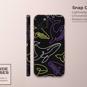 Puede incluir: Una funda de teléfono negra con un patrón de dibujos de ballenas en líneas blancas, amarillas y moradas. La funda tiene bordes elevados alrededor de la pantalla y la cámara. El texto "Snap Case" está escrito en blanco sobre fondo negro. El texto "Lightweight & Slim", "Uncovered Buttons" y "Raised edges (around screen and camera)" está escrito en blanco sobre fondo negro.