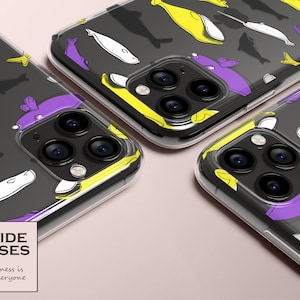 Op de afbeelding: Drie transparante telefoonhoesjes met een zwarte achtergrond en een patroon van gele, paarse en witte walvissen. De hoesjes hebben een transparante achterkant en een zwarte camera-uitstulping met drie lenzen.