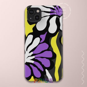 Puede incluir: Una funda para teléfono con un diseño de flor morada, blanca y amarilla. La funda tiene la palabra "PRIDE" impresa en la parte inferior.