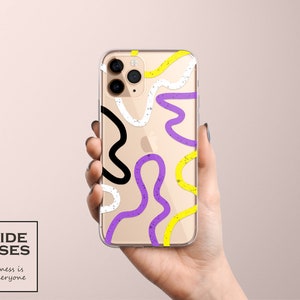 Puede incluir: Una funda transparente para teléfono con un teléfono dorado en su interior. La funda tiene un diseño de líneas púrpuras, amarillas, negras y blancas con purpurina sobre un fondo transparente.