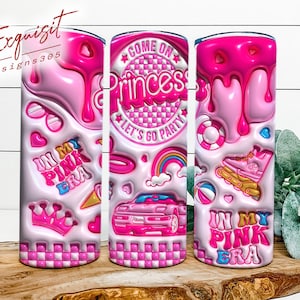 Puede incluir: Un vaso rosa con un diseño 3D con el texto "Come On Princess, Let's Go Party" e "In My Pink Era". El diseño incluye un coche, patines, una corona y un arcoíris. El vaso tiene un efecto de goteo rosa.