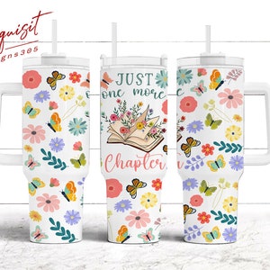 Peut inclure: Un gobelet en acier inoxydable blanc avec une poignée et une paille. Le gobelet présente un motif floral avec des papillons et le texte "Just one more chapter".