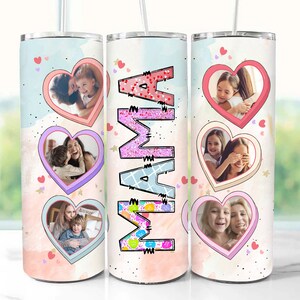 Op de afbeelding: Een roze en blauwe roestvrijstalen tumbler met een witte achtergrond. De tumbler heeft een ontwerp van harten met foto's van moeders en kinderen. Het woord "MAMA" is geschreven in roze, blauwe en gele letters met een glinsterend effect.