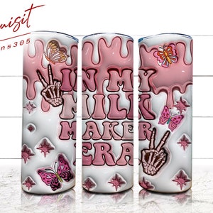 Puede incluir: Tres vasos de acero inoxidable rosa y blanco con un diseño de goteo rosa. Los vasos tienen el texto "In My Milk Maker Era" con un gráfico de mariposa y signo de paz.