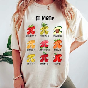 Może przedstawiać: Biały t-shirt z grafiką menu ciast w stylu owocowym. Menu zawiera ciasta truskawkowe, ananasowe, awokado, pomarańczowe, arbuzowe, brzoskwiniowe, bananowe, wiśniowe i jabłkowe.
