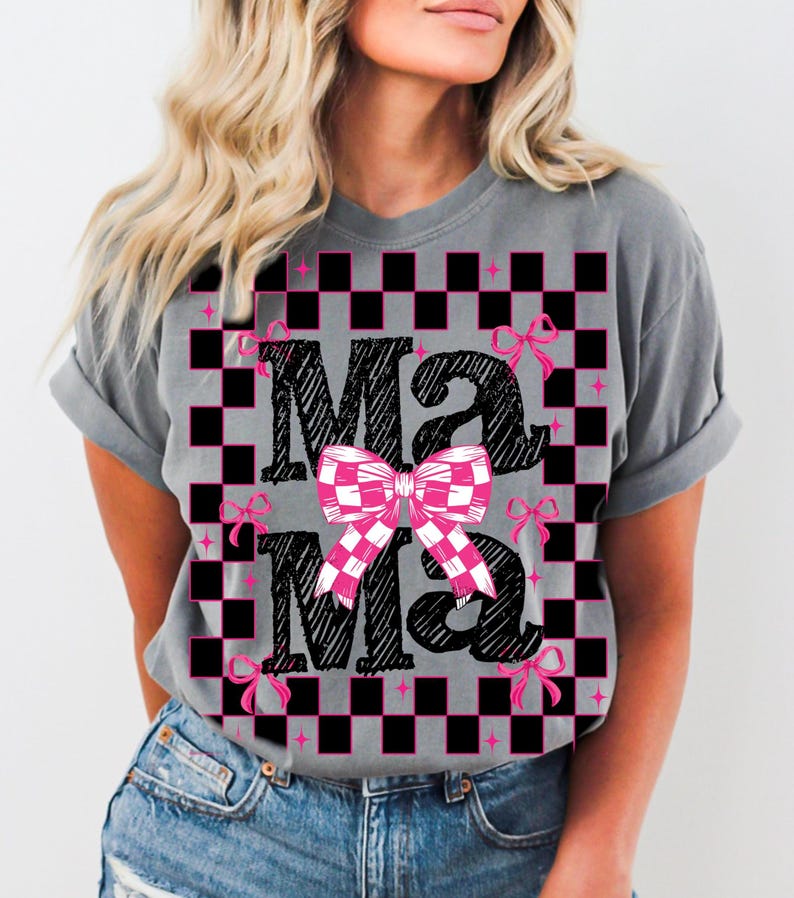 Puede incluir: Camiseta gris con un patr&oacute;n de cuadros blanco y negro y la palabra "Mama" escrita en negro con un lazo rosa en el centro.