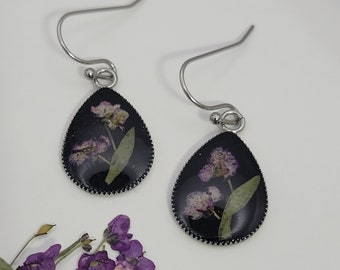 Boucles d'oreilles pendantes fleurs et feuilles d'Alysse violettes - Conserves en résine avec fond en résine noire - Bijoux botaniques faits main pour elle