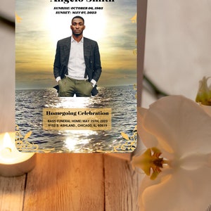 Puede incluir: Una tarjeta conmemorativa con el texto "CELEBRATING THE LIFE OF Angelo Smith". La tarjeta presenta una foto de un hombre frente a una puesta de sol sobre el agua. La tarjeta también incluye las fechas "SUNRISE: OCTOBER 06, 1985" y "SUNSET: MAY 07, 2023".