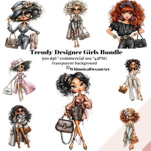 Puede incluir: Una colección digital de siete ilustraciones estilizadas que presentan figuras de moda con peinados diversos, bolsos de estilo diseñador y atuendos variados, acompañadas por el texto Trendy Designer Girls Bundle 300 dpi commercial use 42PNG transparent background WhimsicalDreamArt.