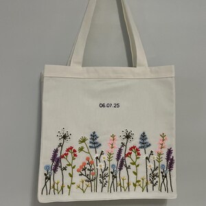Handbestickte Tragetasche - Geschenkidee zum Muttertag - Personalisierte Baumwolltasche - Frühlingsblumen-Accessoire - Benutzerdefinierte Namenstasche