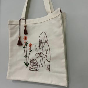 Bolso de mano con flores bordadas a mano: regalo personalizado para mamá. Bolso de hombro primaveral con borlas. Regalo para el Día de la Madre.