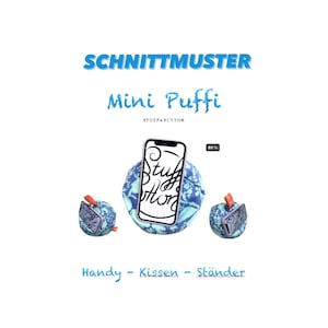 Op de afbeelding: Een blauwe en witte telefoonstandaard met patroon, gevormd als een klein kussen, met de tekst "Stuff & Notion" op het telefoonscherm. De tekst "Schnittmuster Mini Puffi Stuff & Notion Handy - Kissen - Ständer" is ook zichtbaar op de afbeelding.