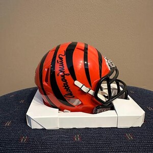 Anthony Munoz ha firmato il casco Speed Mini Beckett dei Cincinnati Bengals.