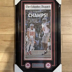 Portada de periódico enmarcada de los Buckeyes de la Universidad Estatal de Ohio 2024, campeones del CFP